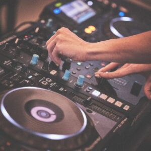 DJ til bryllup i Nørresundby – når struktur og stemning skal gå op i en højere enhed